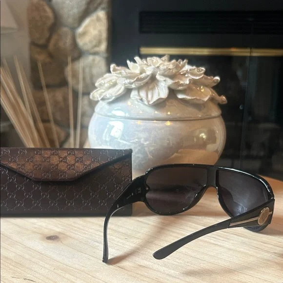 Gucci Vintage Black Shield Sunglasses 118 ?19-121